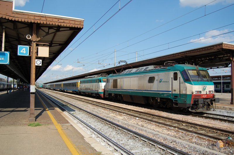 E 402 - 027 und E 444 R mit ihrem Cisalpino nach Genf bei der Ausfahrt aus dem Bahnhof Verona Porta Nuova.