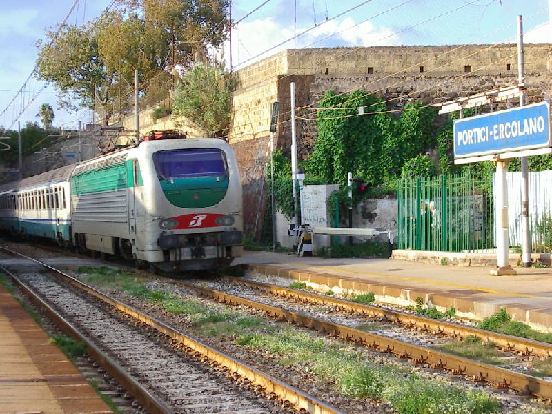 E 402-123 als IC Napoli-Reggio Calabria bei der Durchfahrt in Portici/Ercolano am 10.10.2002