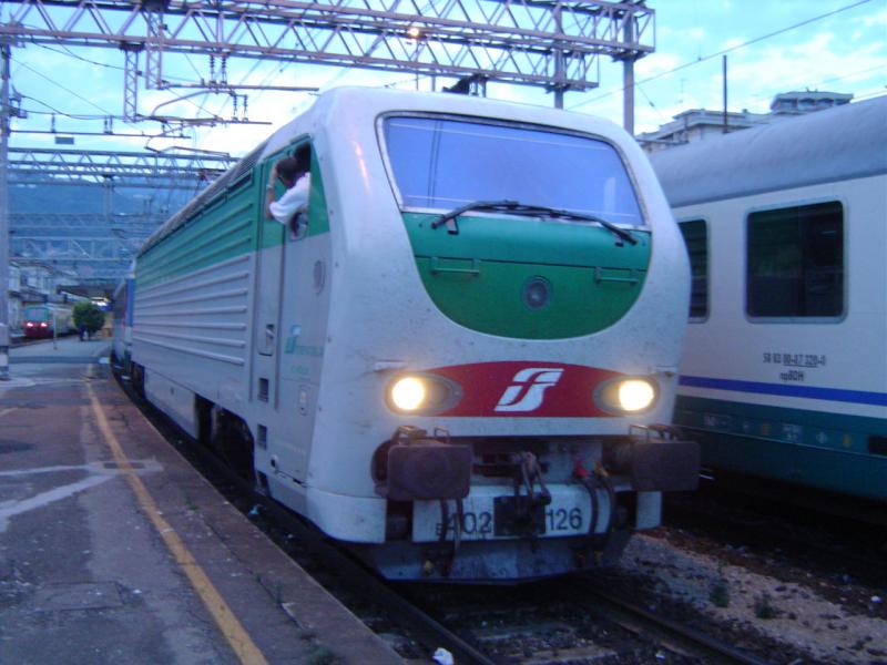 E-402 126 vor dem Nachtzug nach Siracusa.
Aufnahme vom 19.06.2004 in La Spezia Centrale. 