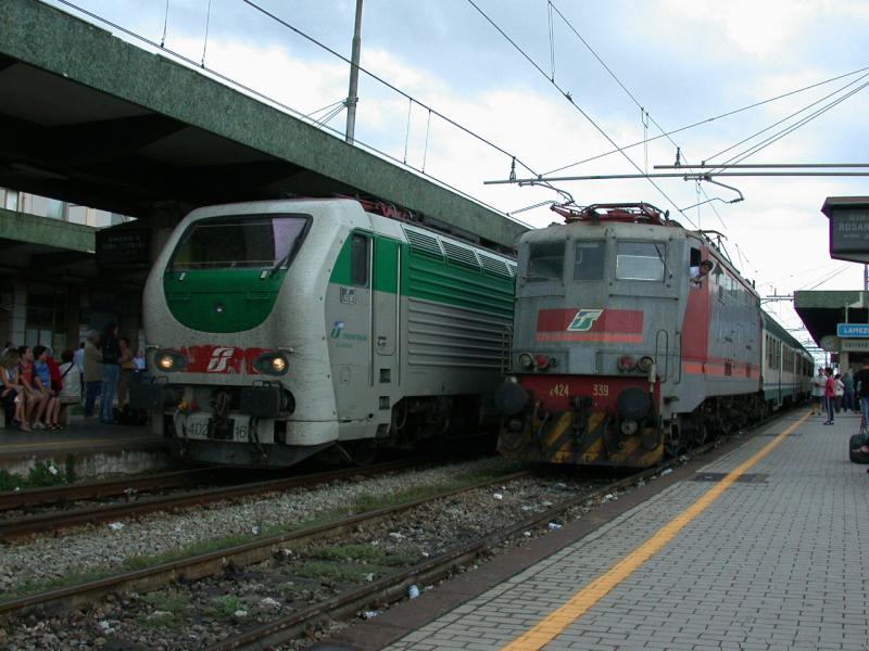 E 402 167 und E 424.339 navetta in Lamezia Terme. (27.07.2002)