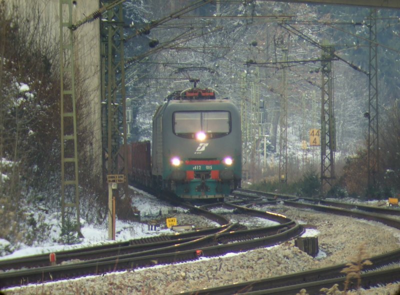 E 412 015 ist auf dem Weg von Mnchen zurck in die Heimat 
 ( Italien ) am 17.11.07 in Aling Obb.