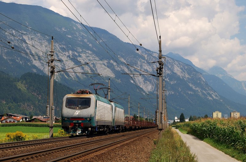 E 412 019 und 012 (TXLogistik) mit Stahlbrammenzug bei Vomp (28.08.2008)