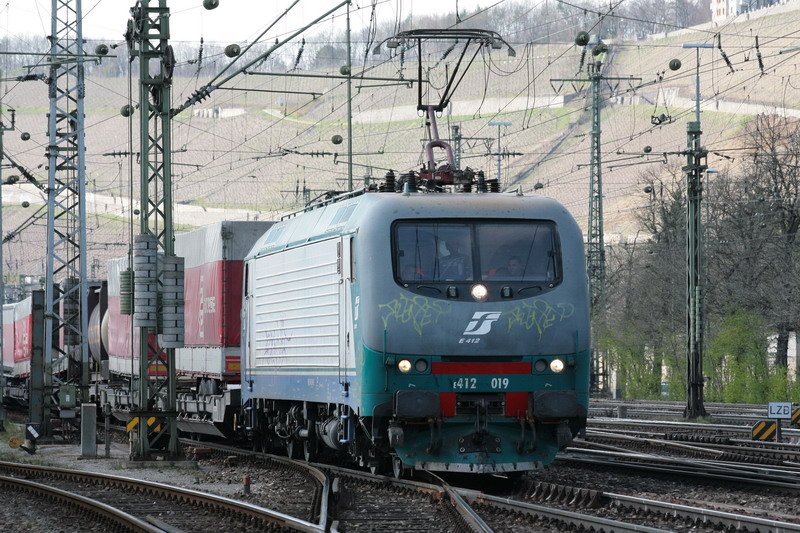 E 412 019 mit Gterzug in Wrzburg. 01.04.2008