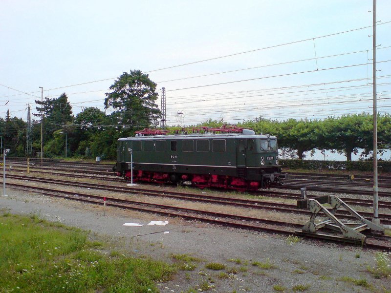 E 42 151 steht abgestellt im Gleisvorfeld von Radolfzell. 30.07.08