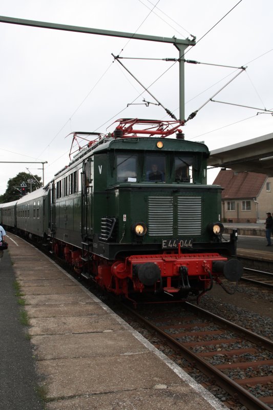 E 44 044 am 20.06.09 im Bahnhof Sonneberg.