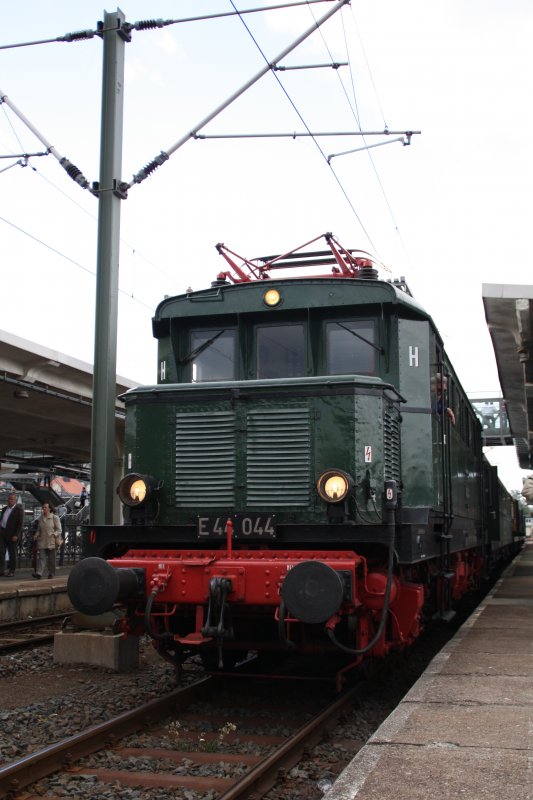 E 44 044 am 20.06.09 im Bahnhof Sonneberg.