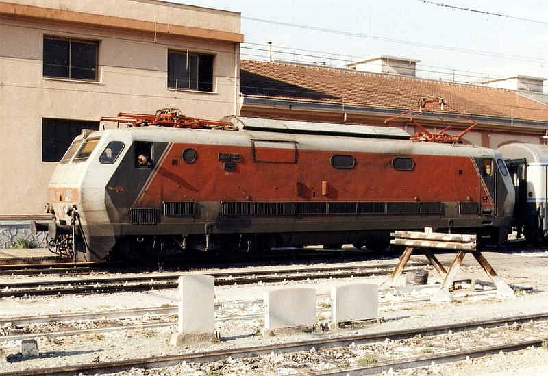 E 444 031 im Mrz 1998 im italienisch-franzsischen Grenzbahnhof Ventimiglia.