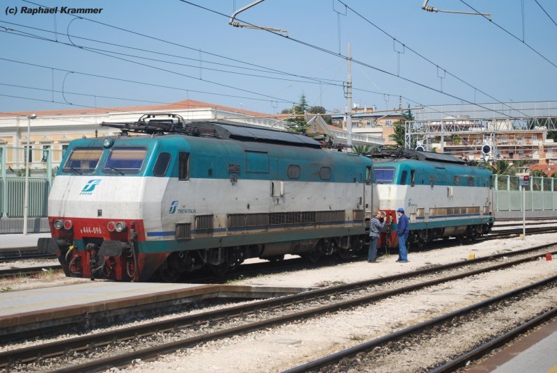 E 444 096 und E 444 101 am 11.05.09 im Bahnhof Pescara Centrale. Offenbar gab es bei der 096 ein Problem am Drehgestell, das die beiden Herren auf dem Bild nach Begutachtung ausgiebig diskutierten.