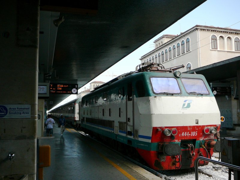 E 444-105 ist am 09.08.2009 mit ESCity von Milano Centrale in Venezia S.L. eingetroffen. Das Bild zeigt die Maschine abgebgelt im Bahnhof Venezia S.L.