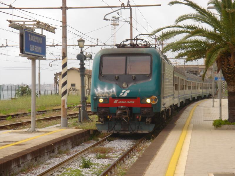 E 464 068 mit dem Regionalzug Catania Centrale - Messina Centrale pntklich um 12.04 Uhr am 18.04.06 im Bahnhof Taormina - Giardini.