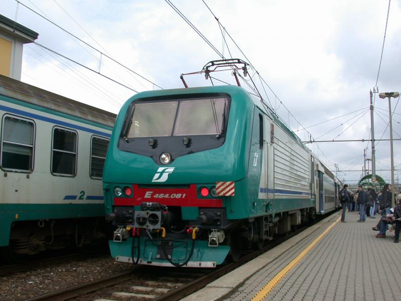 E 464 081 mit ihrem Doppelstockzug in Carnate-Usmate.(16.04.2002)