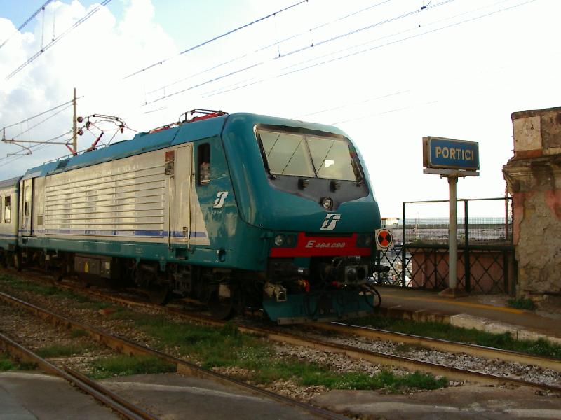 E 464.098 Wendezug mit Interregionale aus Battipaglia kommend, fertig zur Abfahrt in Richtung Napoli Centrale. Oktober 2002 Bahnhof Portici/Ercolano