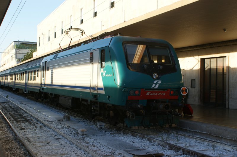 E 464216 wartet mit einem Interregio auf die Ausfahrt im Bahnhof Florenz. (Sept. 2008)