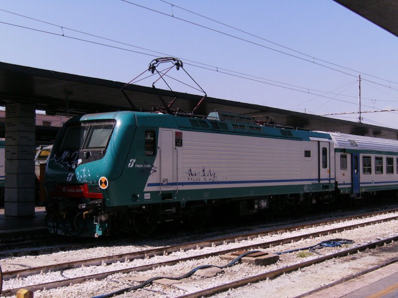 E 464.307 wartet am 14.08.2008 mit Regiozug nach Bozen
in Venezia.