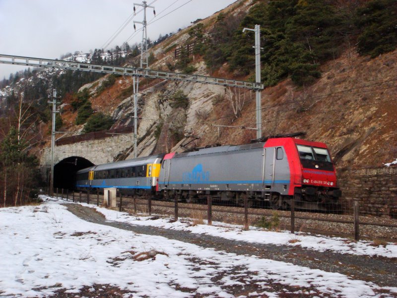 E 484 016 SR kommt mit EC Basel-Milano aus dem Schluchitunnel bei Hohtenn am 6.12.2007