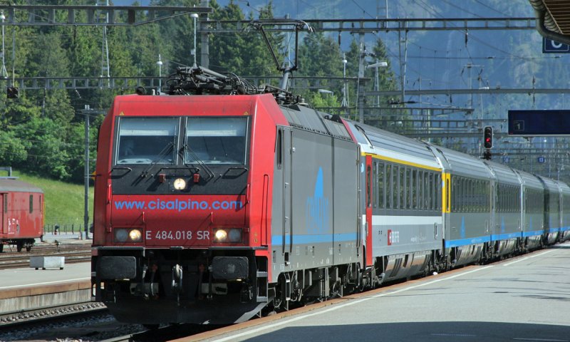 E 484 Cisalpino im Bhf. Kandersteg auf dem Weg in den Sden  (5.Juni 2007)