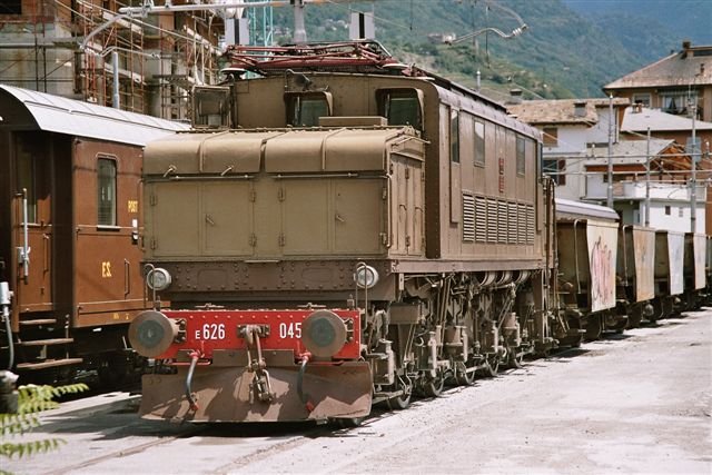 E 626 045 (TIBB 1931) der Italienischen Staatsbahnen, eine betriebsfhige Museumslokomotive aus der grossen Serie (448 Stk.) der ersten Gleichstrommaschinen der FS. Aufgenommen in Sondrio im Juli 2004.  