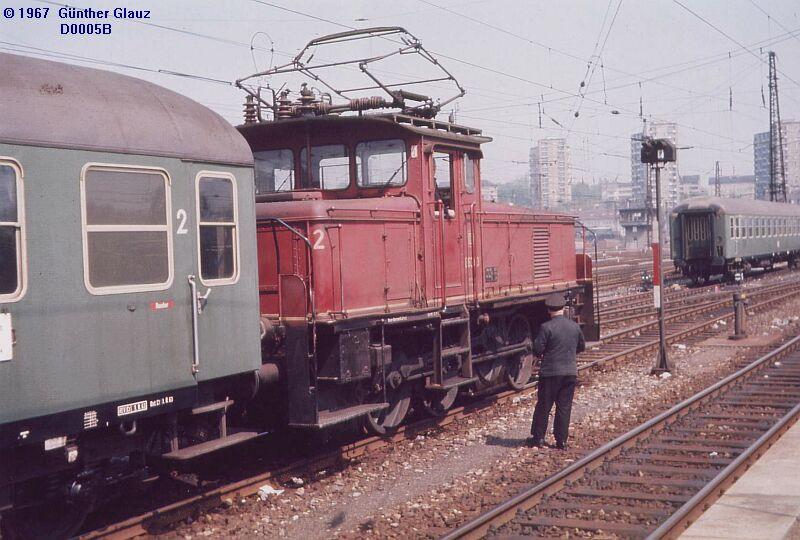 E 63 (BR 163) bei ihrer  Arbeit  als Rangierlok im Stuttgarter Hbf, sie wurde vor allem viele Jahrzehnte zum Bereitstellen und Abziehen von Reisezgen an den Bahnsteigen eingesetzt. (1967)