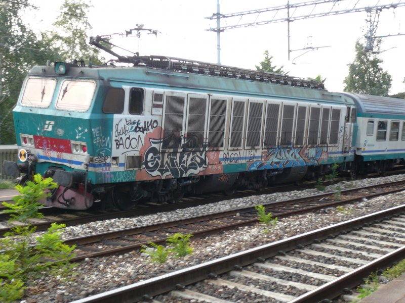 E 633 037 steht am 13.8.2007 mit einem Regionalzug nach Milano in Verbania-Pallanza auf Gleis 3