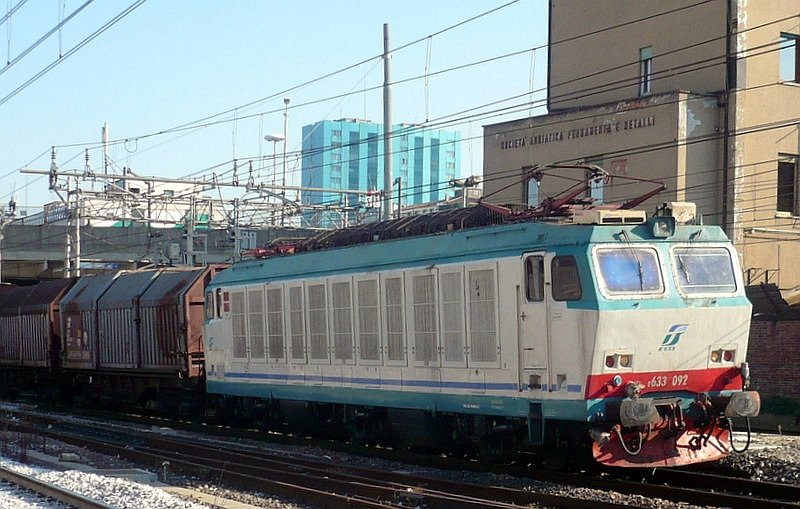 E 633 092 mit Gterzug fhrt am 15.10.2007 durch Padova.