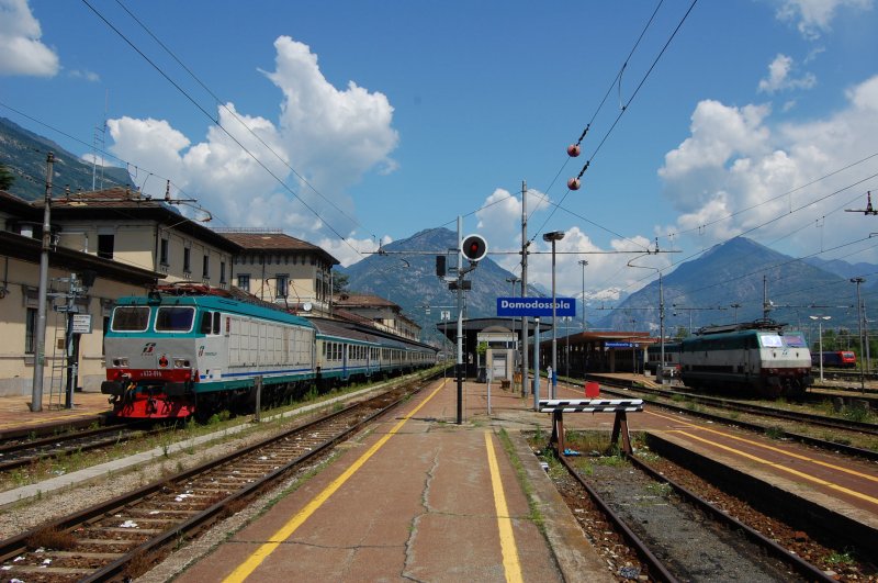 E 633 096 steht abfahrbereit mit ihrem Regionalzug in Domodossola neben der abgestellten E 444 103. 02.07.2009