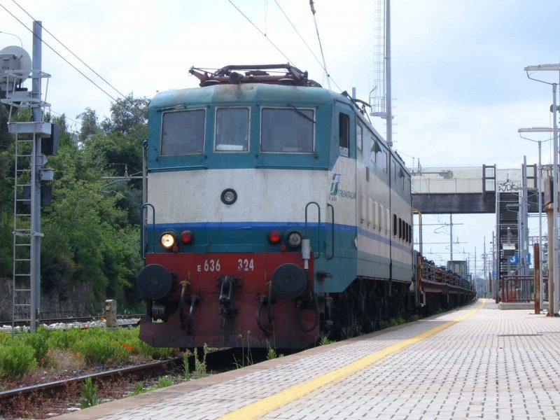 E 636 324, schon in neuer Trenitalia Farbgebung, wartet in San Vincenzo mit einem Gterzug auf ihre berholung (Juni 2005)