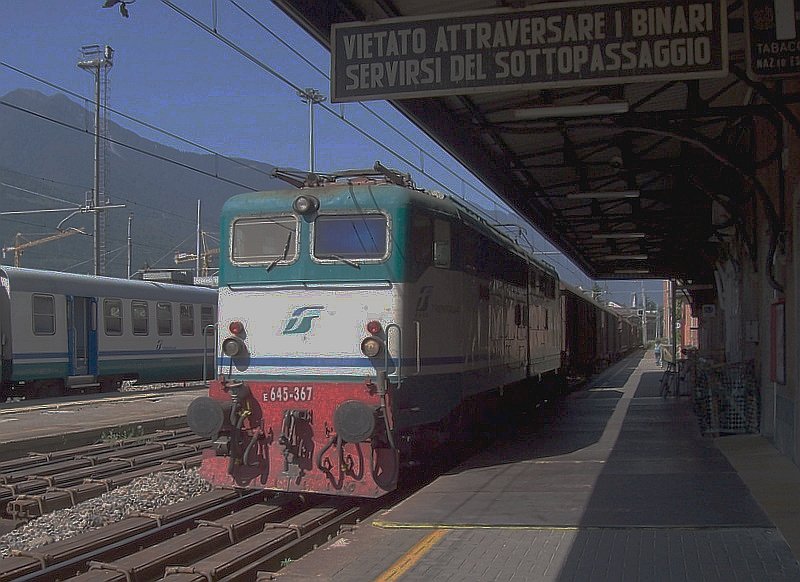 E 645-367 fhrt mit Gterzug am 17.07.2007 durch den Bahnhof Sondrio in Richtung Tirano. 