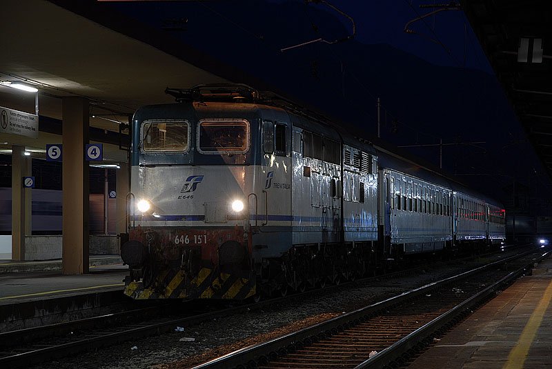E 646 151 verlt mit dem letzten Lokalzug des Tages Domodossola. 09.05.2008