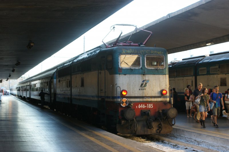 E 646-185 bei der Ausfahrt vom Bahnhof Pisa nach Florenz. (Sept. 2008)