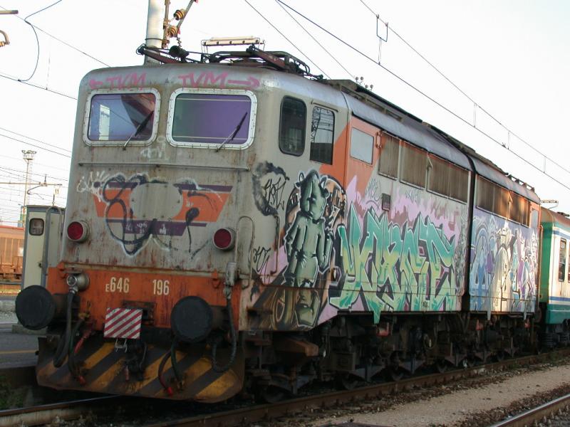E 6464 196 ein weiteres Sprayobjekt in Cremona. (18.04.2002)