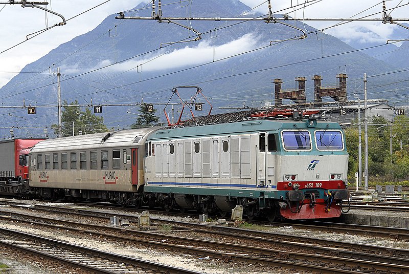 E 652 109 verlsst mit einem HUPAC-Zug Domodossola in Richtung Sden. 21.10.2006