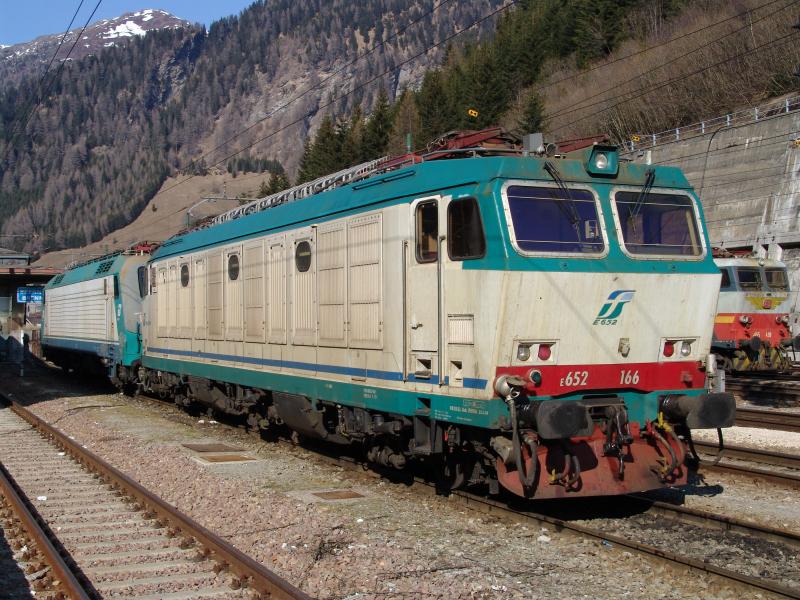 E 652 166 und E 412 005 am 2.4.05 im Bahnhof Brenner
