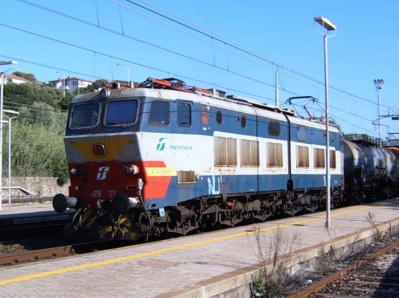 E 655 der FS Cargo durchfhrt den Bahnhof San Vincenzo mit einem Gterzug Richtung Livorno im Mai 2005