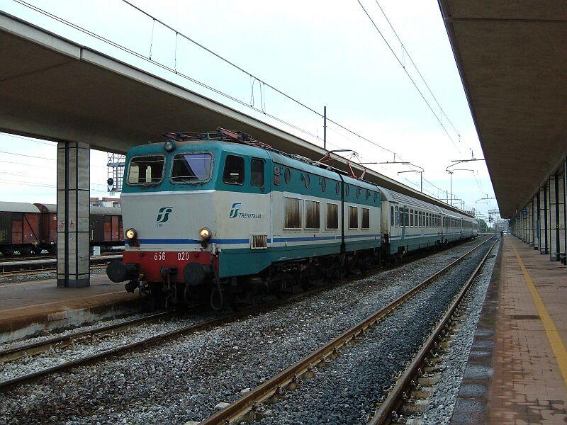 E 656-020 mit Nahverkehrszug Catania - Messina am 01.02.2006 im Bahnhof Giarre-Riposto.