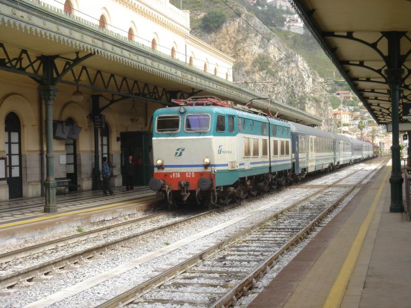 E 656 020 trifft mit dem Nachtzug aus Venedig am 18.04.06 mit nur 20-mintiger Versptung im Jugendstilbahnhof Taormina - Giardini ein.  