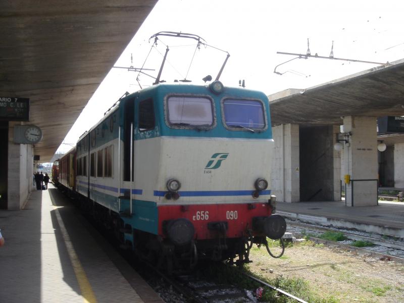 E 656 090 am 18.04.06 in Messina Centrale auf dem Weg auf die Fhre der Trenitalia, um den IC nach Palermo in Empfang zu nehmen