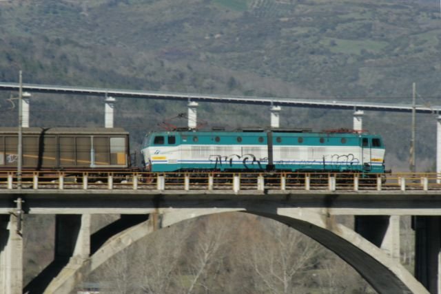 E 656 249 schiebt einen Gterzug in Richtung Napoli ber das Viadukt von Centola; 17.02.2008