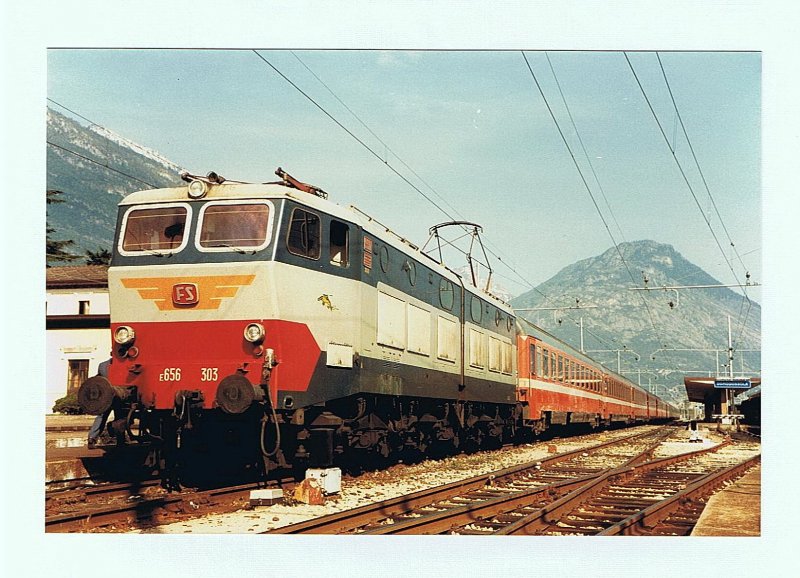 E 656 303 mit Schnellzug 321 Bern/Genve - Brig - Milano - Venezia S.L in Domodossola am 10. Oktober 1984