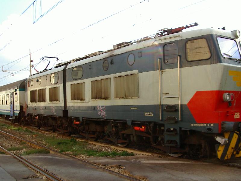 E 656 mit einem Regionale aus Salerno kommend in Richtung Napoli Centrale. Halt im Bahnhof von Portici/Ercolano