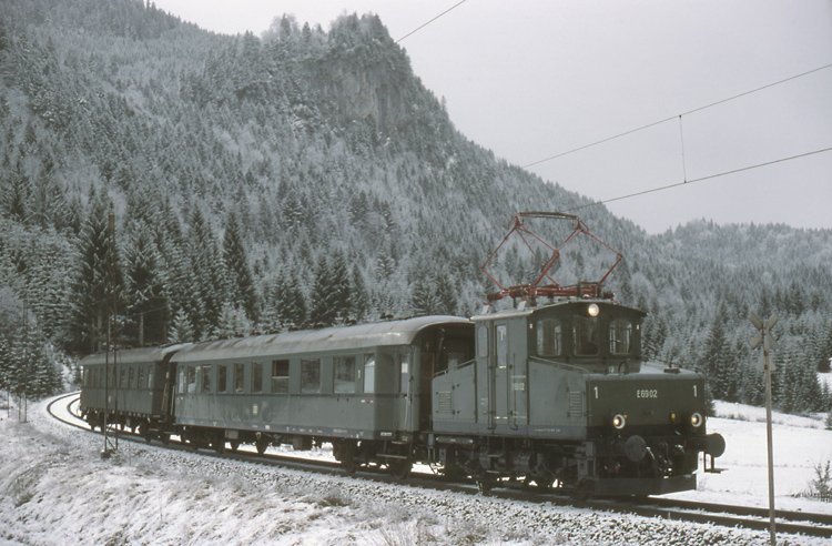 E 69 02 vor DGEG - Sonderzug bei Bad - Krekelmoos. 10.2.1990