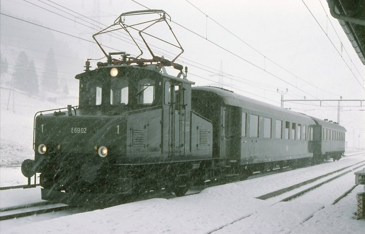 E 69 02 vor einem DGEG - Sonderzug am 10.2.1990 in Lermoos