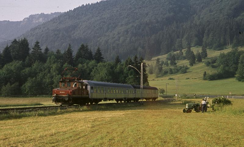 E 69 mit dem ersten Morgenzug in Richtung Murnau 1976