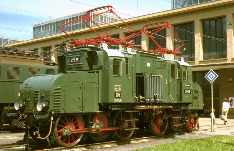 E 71 28 als rollfhige Museumslok am 30.5.1979 im AW Mnchen-Freimann. (Ausstellung  100  Jahre Elektrische Eisenbahn )