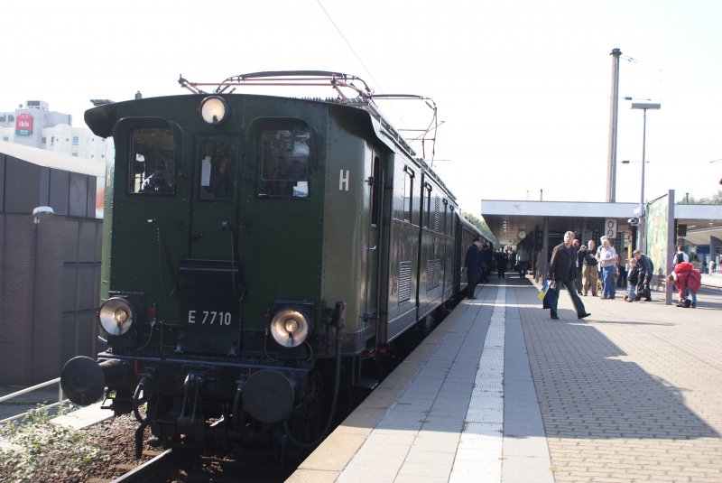 E 77 10 und 212 007 mit dem Museumszug bei der Ankunft in Bochum Hbf am 20.09.08