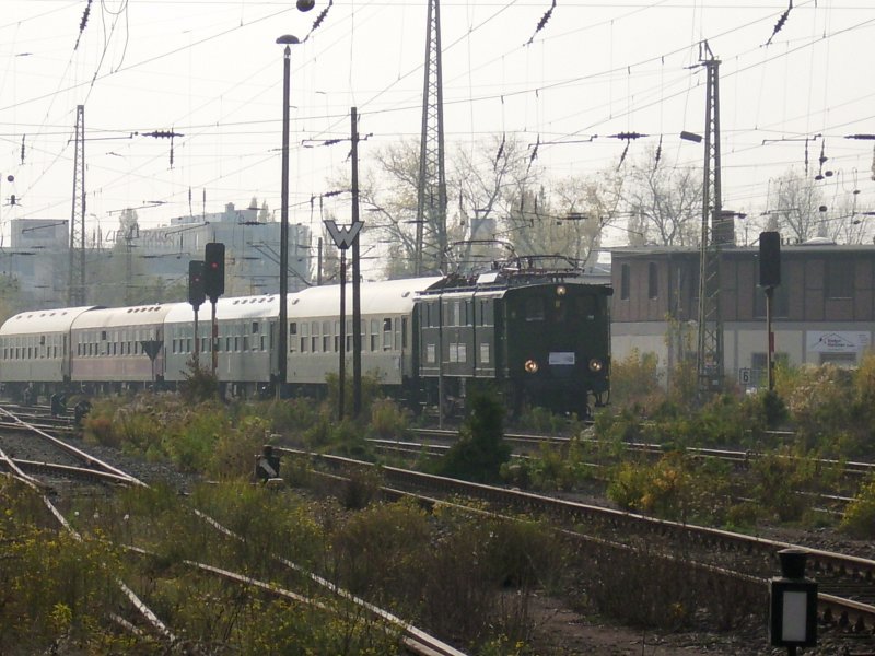 E 77 10 auf Sonderfahrt Bf. Leipzig-Plagwitz Hhe Stellwerk B3 am 29.10.2009