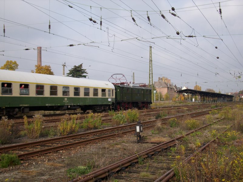 E 77 10 Durchfahrt des Sonderzuges durch den Bf. Leipzig-Plagwitz am 29.10.2009