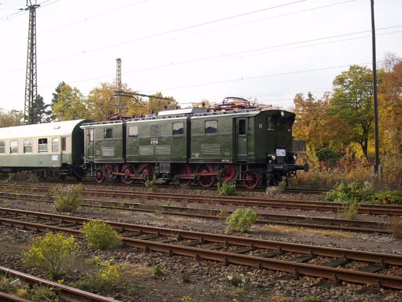 E 77 10 mit Sonderfahrt im Bf.Leipzig-Plagwitz Hhe Stellwerk W2 am 29.10.2009