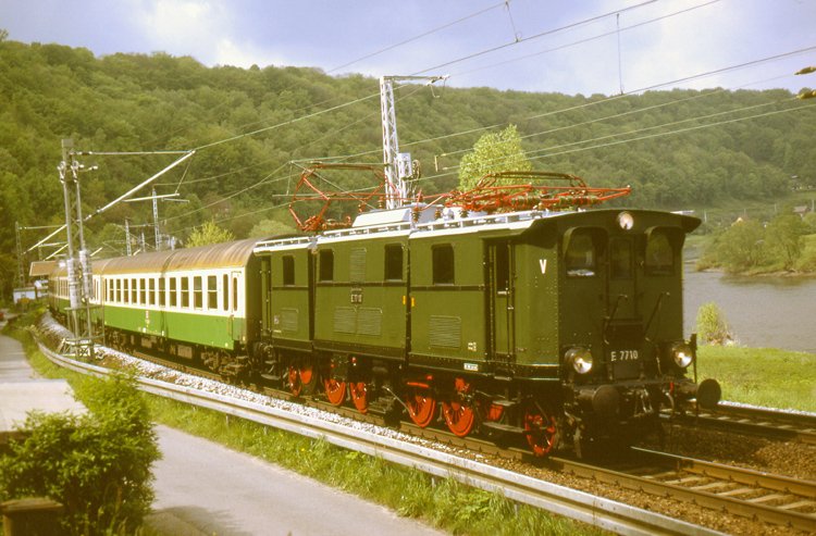 E 77 10 mit Sonderzug nach K�nigstein bei Obervogelgesang. 17.5.1999