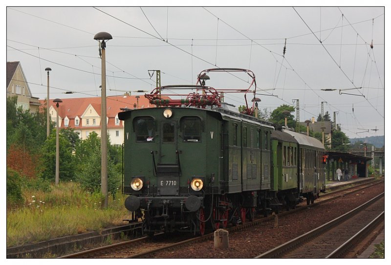 E 7710 am 05.07.2008 in Radebeul Ost vor einem Zug nach Dresden Hbf. Am Haken hat die Lok den  Altenberger  und den Windbergbahnwagen!