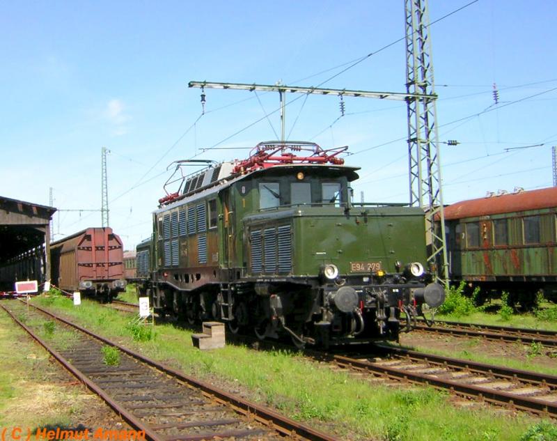 E 94 279 prsentierte sich bei den 6. Kranichsteiner Eisenbahntagen vom 5. bis 8. Mai 2005 den Besuchern des Eisenbahnmuseums im besten Zustand (Aufnahme am 05.05.2005)